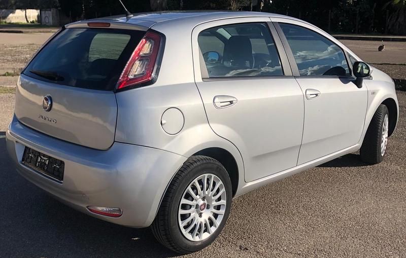 Usata Fiat Punto Lounge 69 CV (50 kW) 2014 Argento Berlina