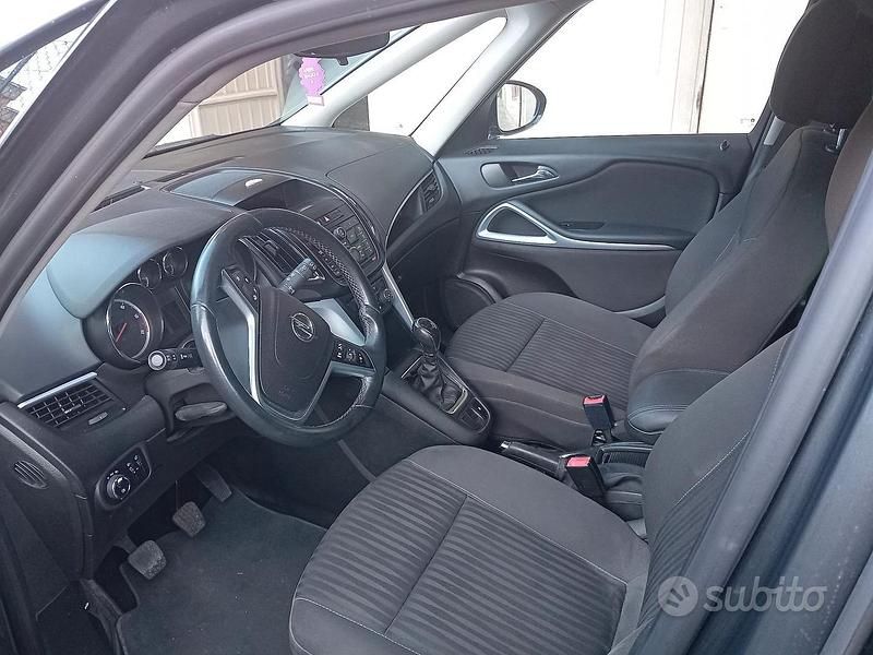 Usata Opel Zafira 110 CV (80 kW) 2012 Grigio Monovolume