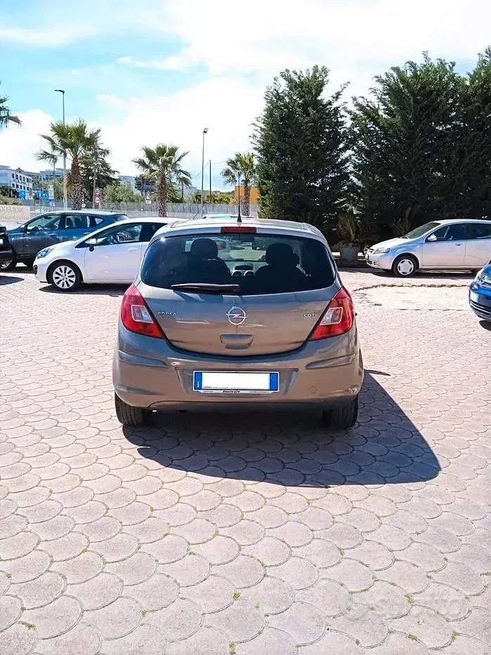 Usata Opel Corsa Cosmo 75 CV (55 kW) 2011 Grigio Utilitaria