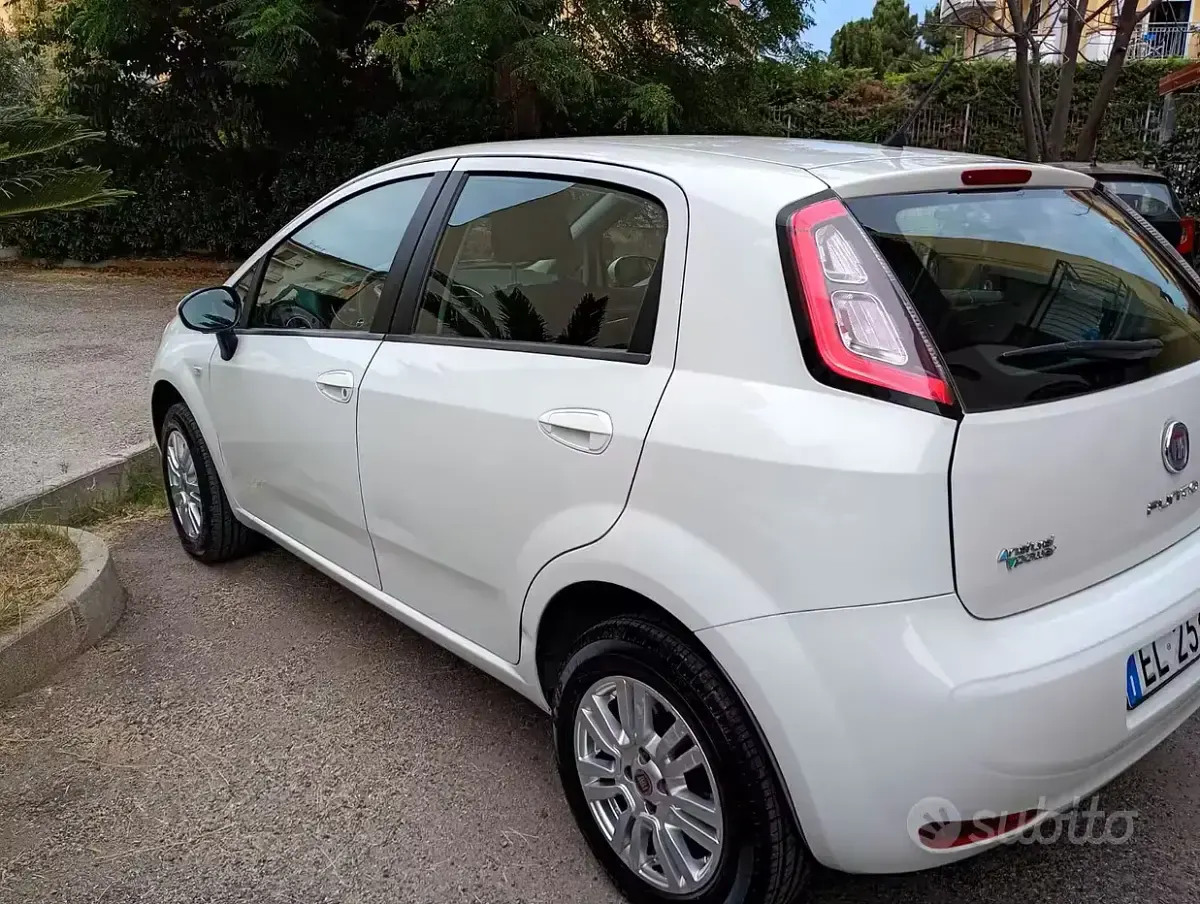 Usata Fiat Grande Punto Lounge 77 CV (56 kW) 2012 Bianco Utilitaria