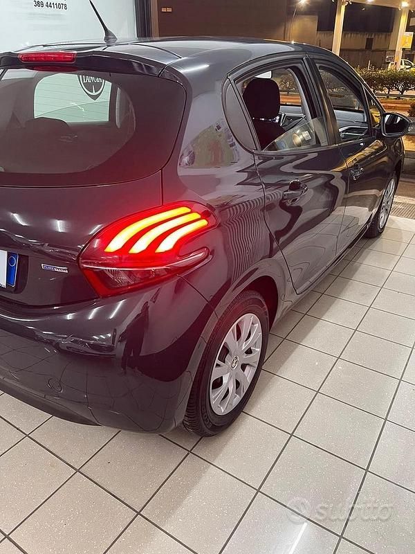 Usata Peugeot 208 Active 81 CV (59 kW) 2016 Blu Utilitaria