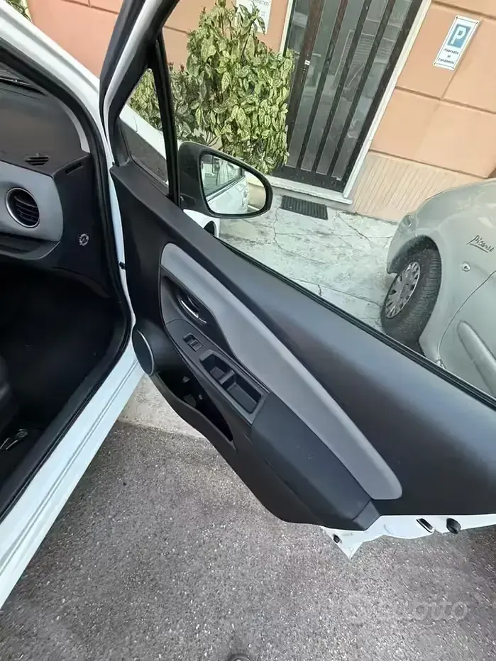 Usata Toyota Yaris 69 CV (50 kW) 2015 Bianco Utilitaria