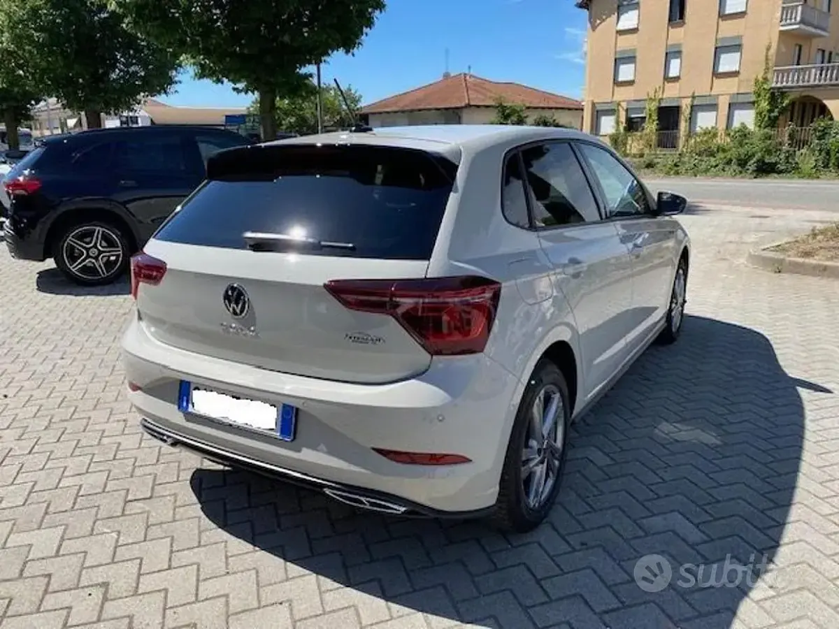 Usata VW Polo R-line 95 CV (69 kW) 2023 Beige Utilitaria