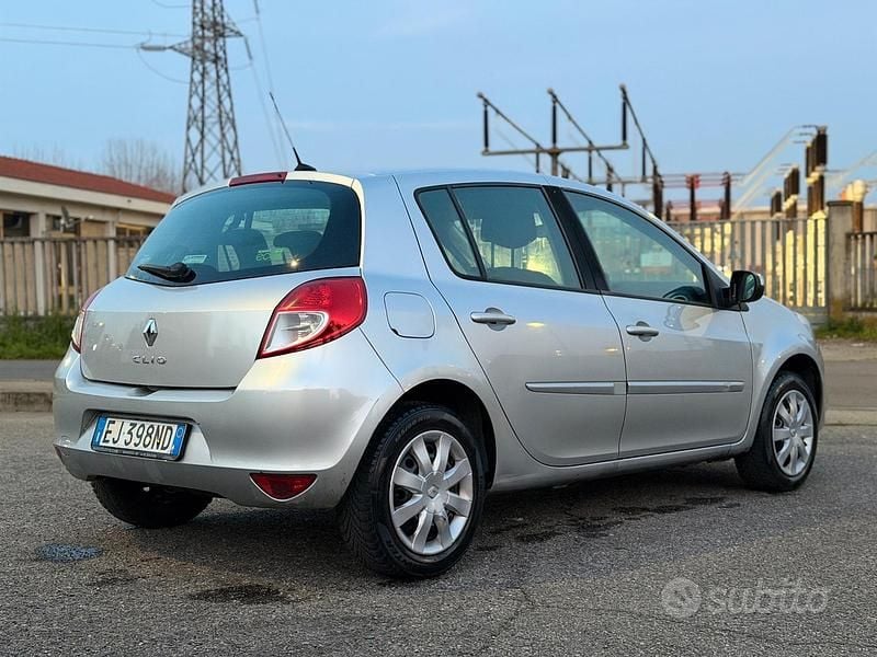 Usata Renault Clio II 75 CV (55 kW) 2011 Grigio Berlina