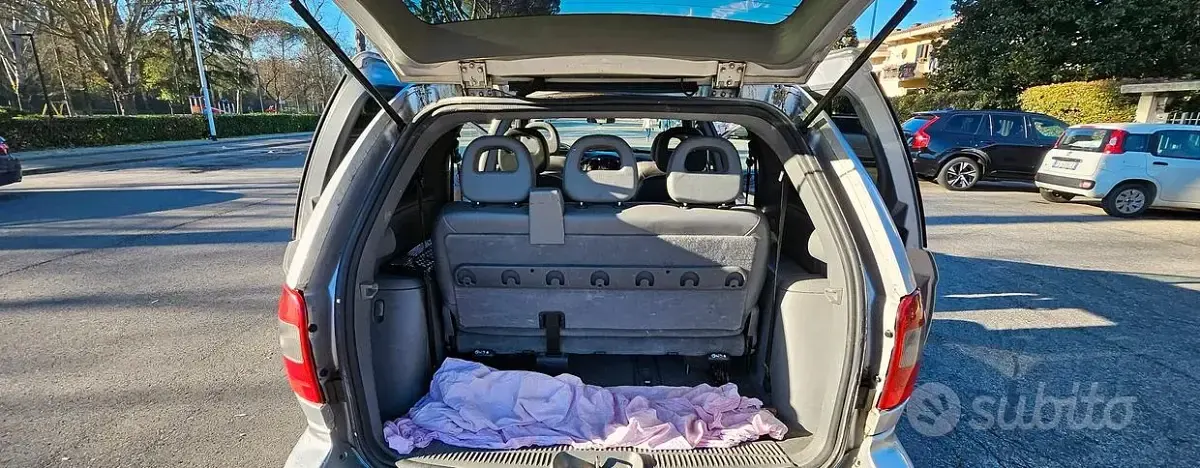 Usata Chrysler Voyager 150 CV (110 kW) 2006 Grigio Monovolume