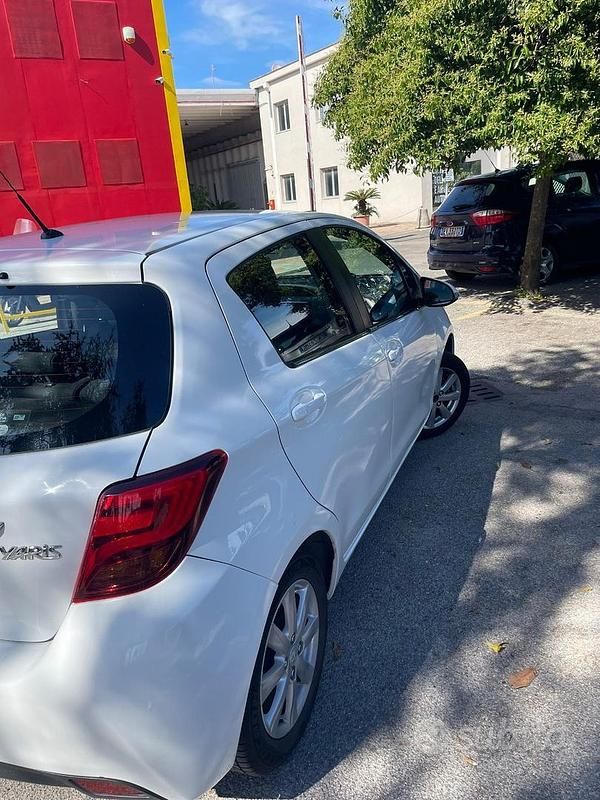 Usata Toyota Yaris 69 CV (50 kW) 2015 Bianco Berlina