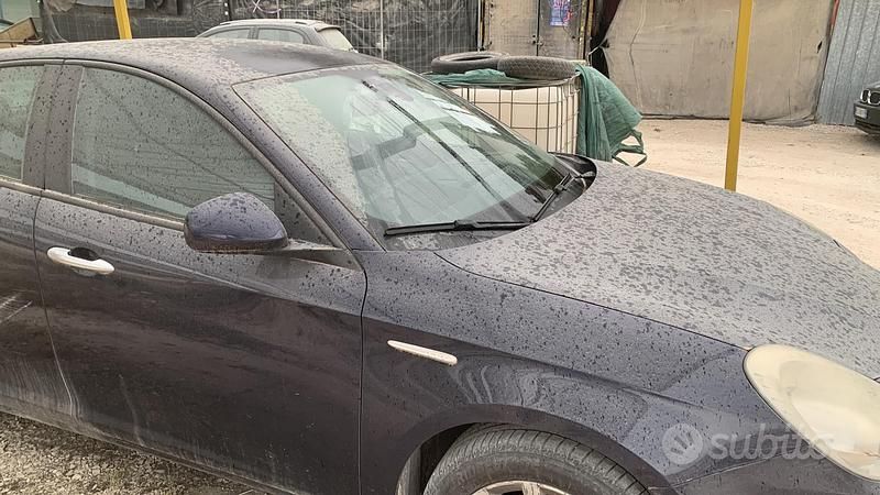 Blu Usata 2011 Alfa Romeo Giulietta Tre volumi | 6500 € (Buon prezzo) - Immagine 1/1