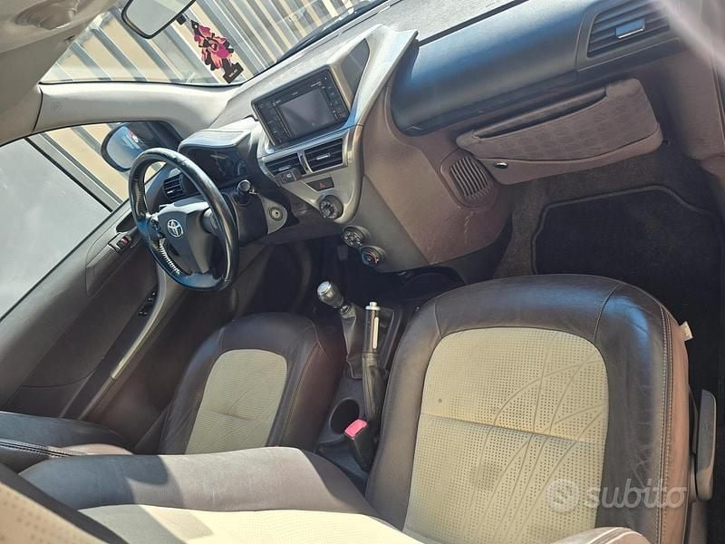 Usata Toyota iQ 90 CV (66 kW) 2009 Nero Utilitaria