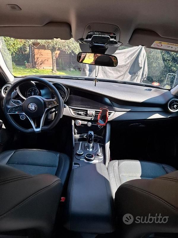 Usata Alfa Romeo Giulia 150 CV (110 kW) 2018 Grigio Berlina