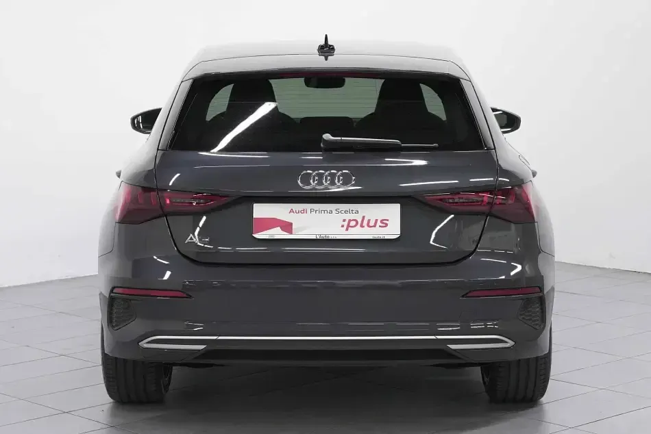 Usata Audi A3 Ambiente 150 CV (110 kW) 2023 Grigio manhattan metallizzato Berlina