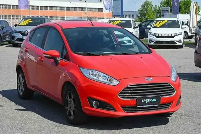 Usado Ford Fiesta Titanium 95 CV (69 kW) 2017 Rojo Utilitario
