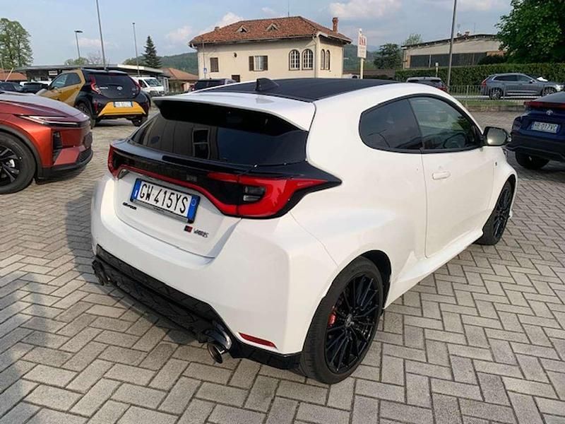 Usata Toyota Yaris 280 CV (205 kW) 2024 Bianco Utilitaria