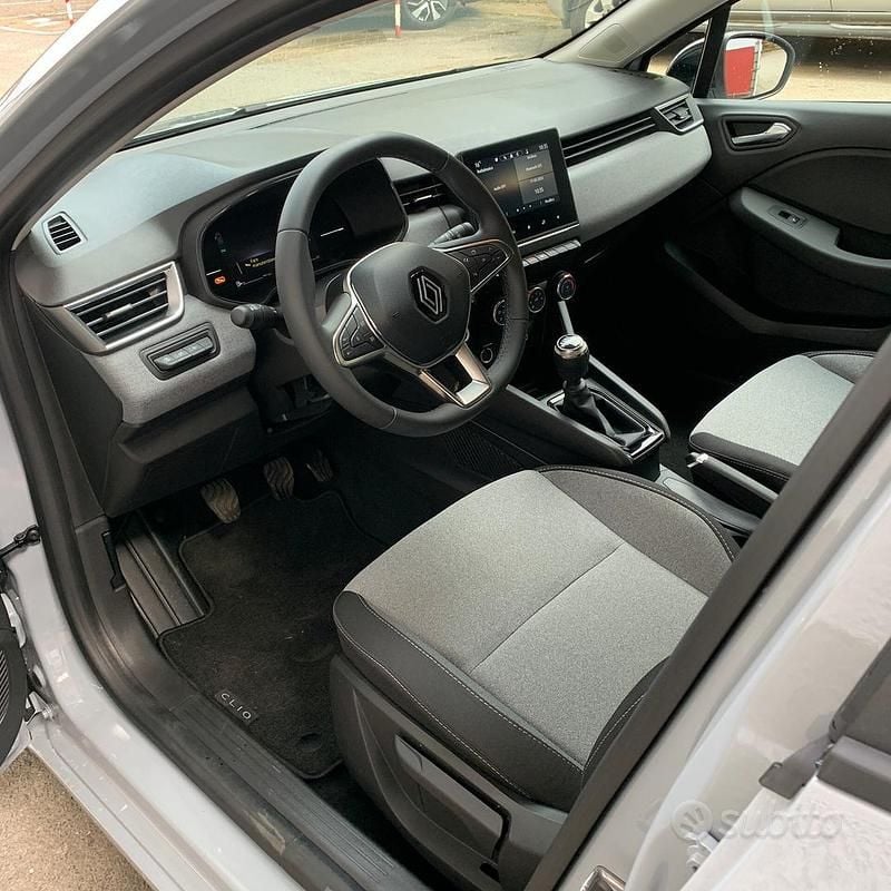 Usata Renault Clio V Evolution 91 CV (66 kW) 2024 Grigio Berlina