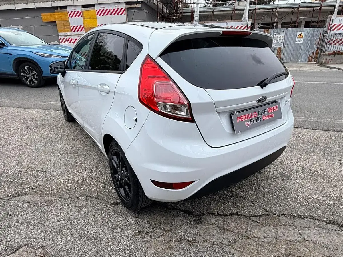 Usata Ford Fiesta 75 CV (55 kW) 2015 Bianco Utilitaria