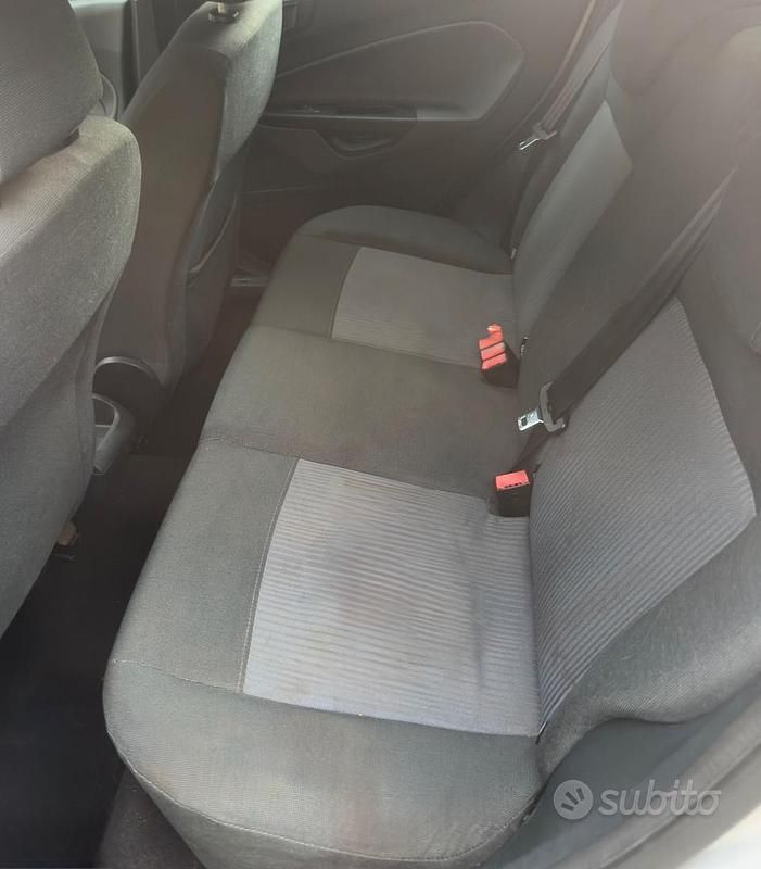 Usata Ford Fiesta Titanium 82 CV (60 kW) 2010 Grigio Utilitaria