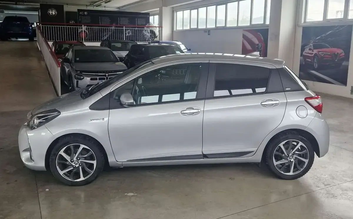 Usata Toyota Yaris Hybrid Business Edition 101 CV (74 kW) 2019 Argento Berlina
