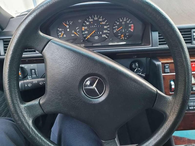 Usata Mercedes E200 122 CV (89 kW) 1992 Nero Berlina