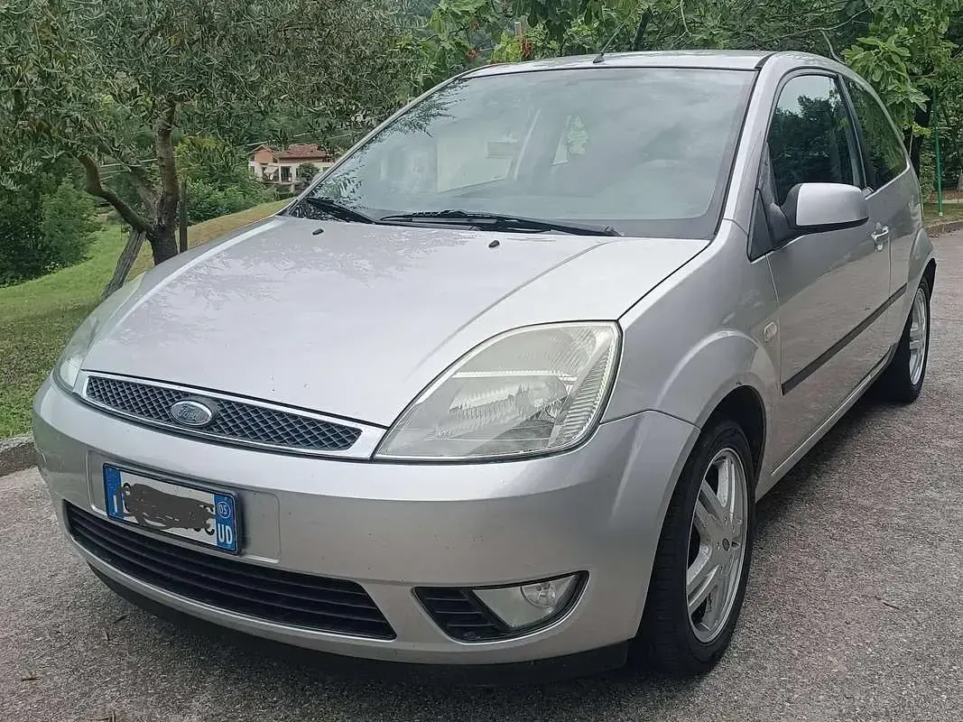 Usata Ford Fiesta Ghia 68 CV (50 kW) 2005 Argento Utilitaria