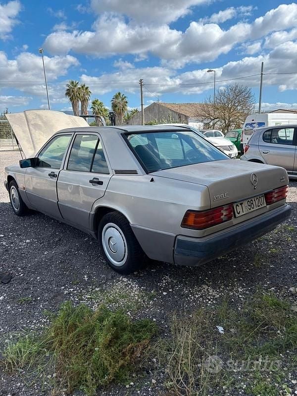 Usata Mercedes 190 109 CV (80 kW) 1991 Grigio Berlina