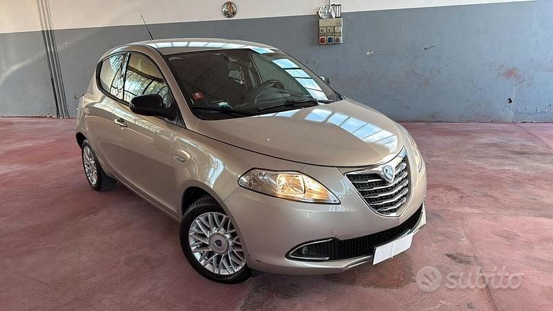 Argento Usata 2014 Lancia Ypsilon Silver Due volumi | 6950 € (Buon prezzo) - Immagine 1/4