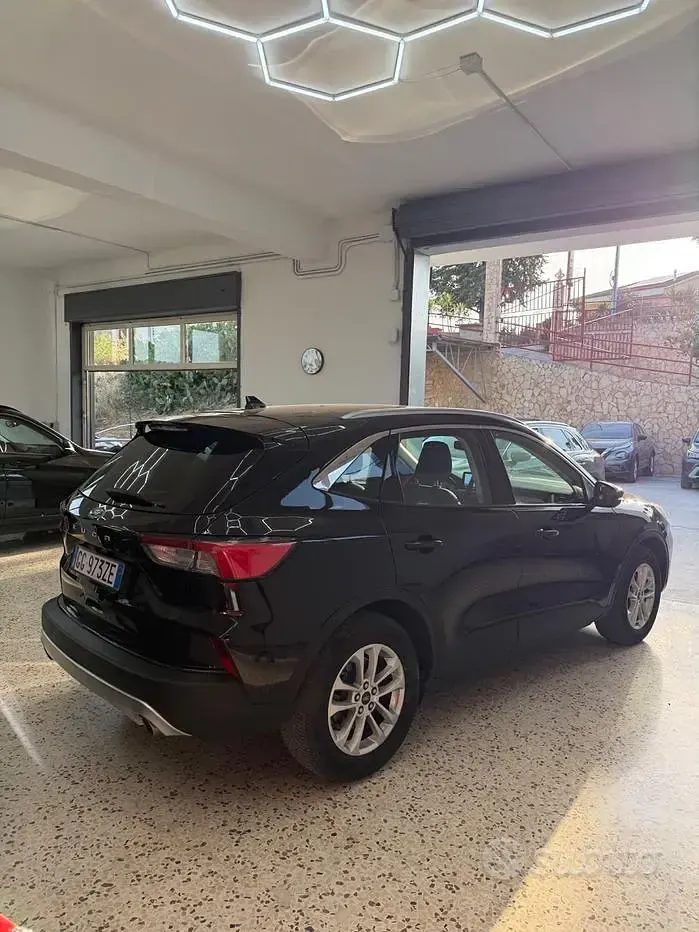 Usata Ford Kuga 120 CV (88 kW) 2021 Nero SUV
