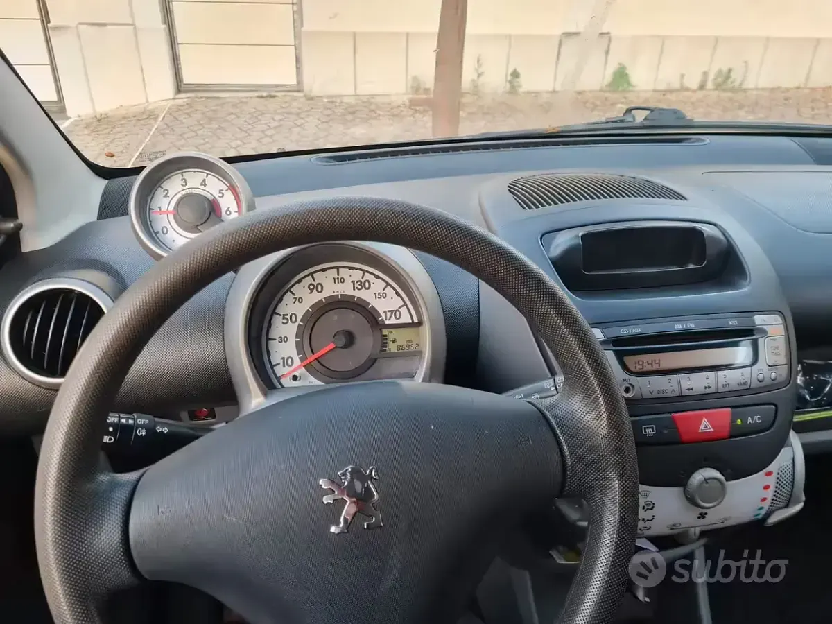 Usata Peugeot 107 54 CV (39 kW) 2010 Arancione Utilitaria
