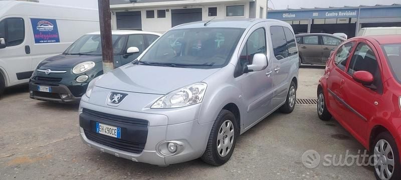 Usata Peugeot Partner Tepee Outdoor 92 CV (67 kW) 2011 Grigio Monovolume
