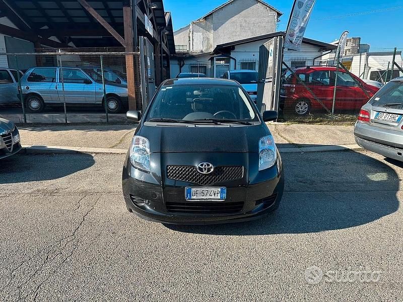 Grigio Usata 2006 Toyota Yaris Sol Tre volumi | 3990 € (Buon prezzo) - Immagine 1/4