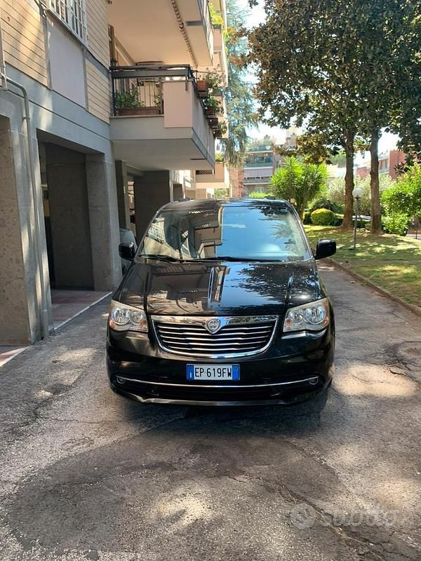 Nero Usata 2012 Lancia Voyager Monovolume | 8300 € (Ottimo prezzo) - Immagine 1/4