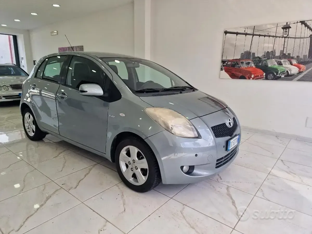Usata Toyota Yaris 90 CV (66 kW) 2006 Grigio Utilitaria