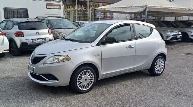 Usata Lancia Ypsilon Silver 69 CV (50 kW) 2018 Argento Utilitaria