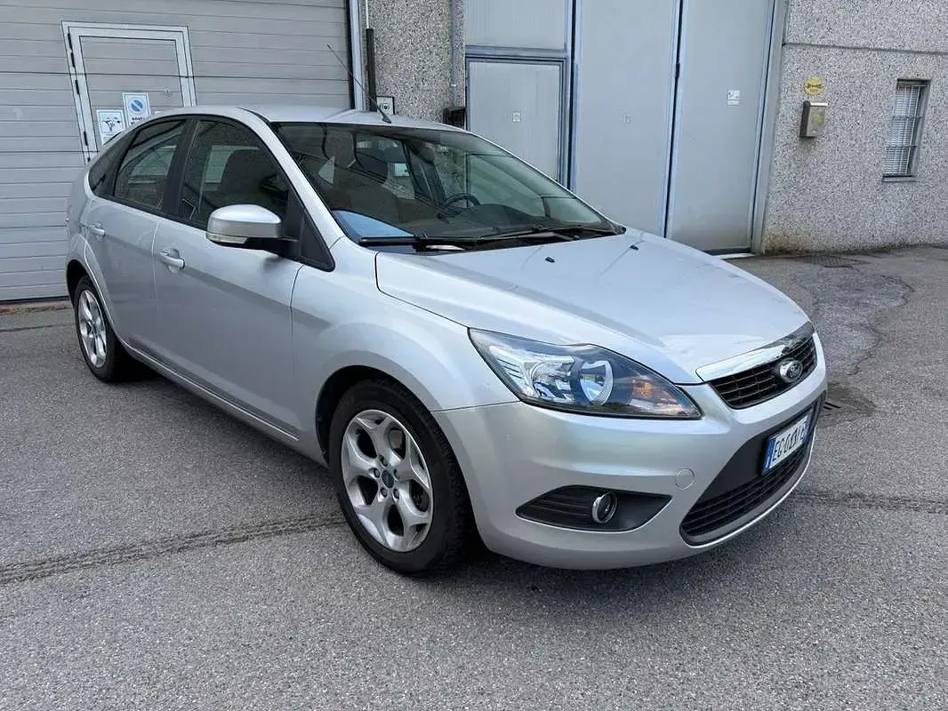 Usata Ford Focus Titanium 101 CV (74 kW) 2011 Argento Berlina