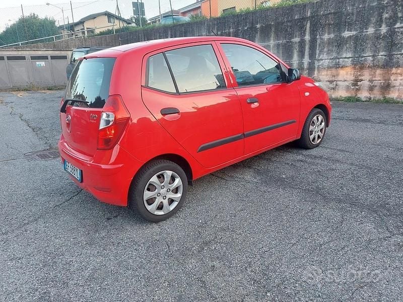 Rosso Usata 2011 Hyundai i10 Due volumi | 4200 € (Buon prezzo) - Immagine 1/4