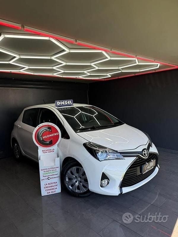 Usata Toyota Yaris Lounge 90 CV (66 kW) 2014 Bianco Berlina