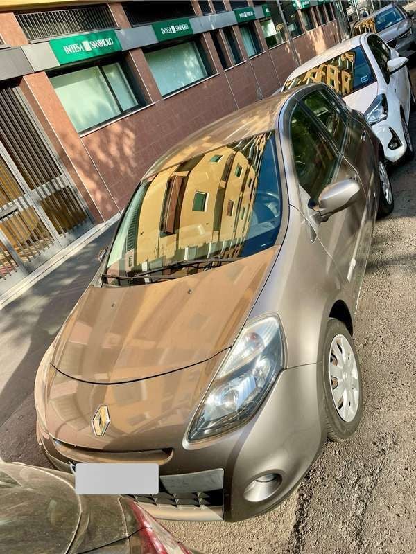 Argento Usata 2012 Renault Clio III Tre volumi | 5000 € (Buon prezzo) - Immagine 1/4