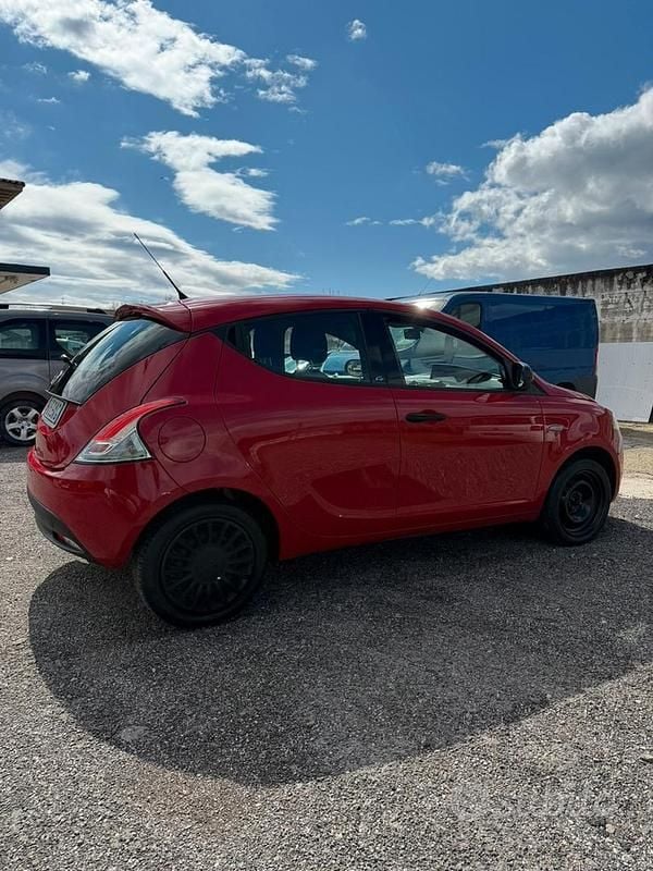 Usata Lancia Ypsilon 69 CV (50 kW) 2018 Rosso Utilitaria