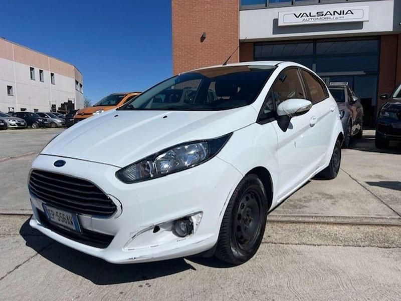 Usata Ford Fiesta 75 CV (55 kW) 2013 Bianco Utilitaria