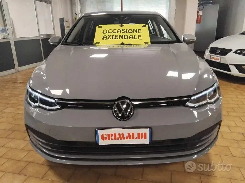 Usata VW Golf VIII Life 110 CV (80 kW) 2022 Moonstone grey / metallizzato Berlina