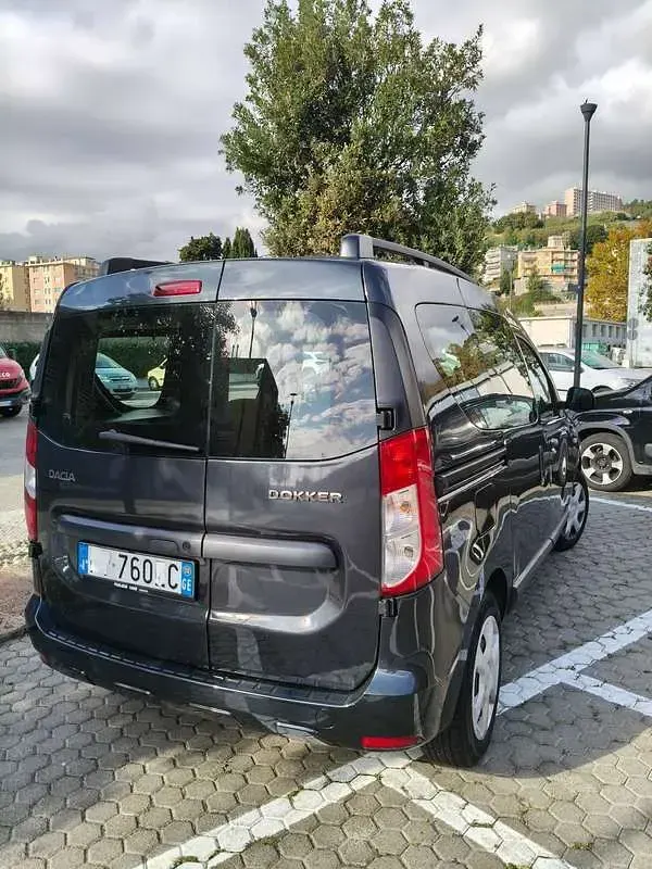 Usata Dacia Dokker Lauréate 75 CV (55 kW) 2018 Grigio Monovolume