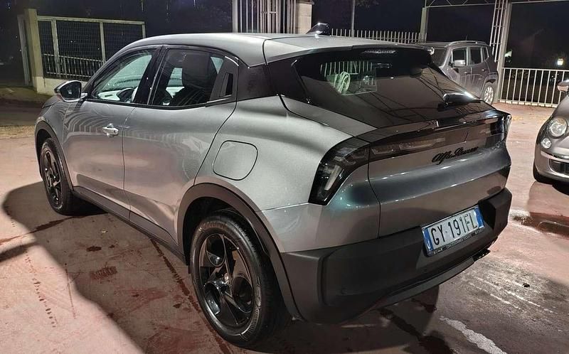 Second-hand Alfa Romeo Junior 136 CP (100 kW) 2025 Gri SUV