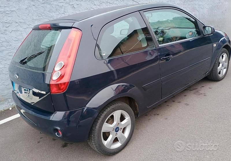 Usata Ford Fiesta 58 CV (42 kW) 2007 Blu Utilitaria