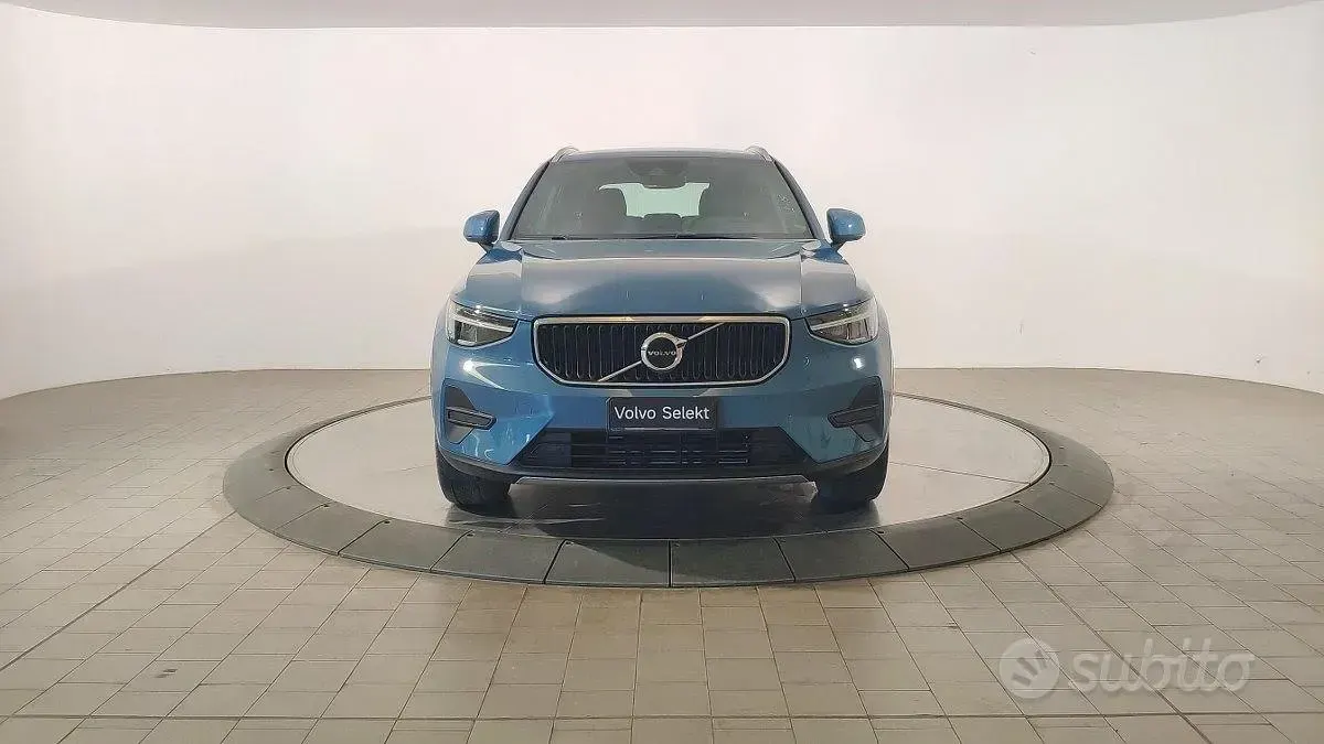 Usata Volvo XC40 Core 129 CV (94 kW) 2023 Fjord blue metallizzato SUV