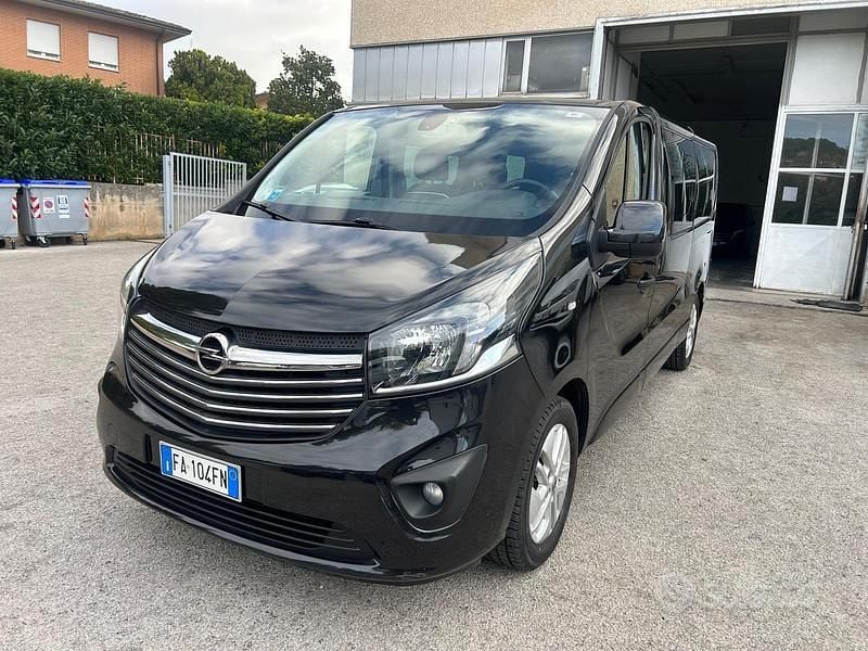 Nero Usata 2015 Opel Vivaro Monovolume | 15.900 € (Buon prezzo) - Immagine 1/4