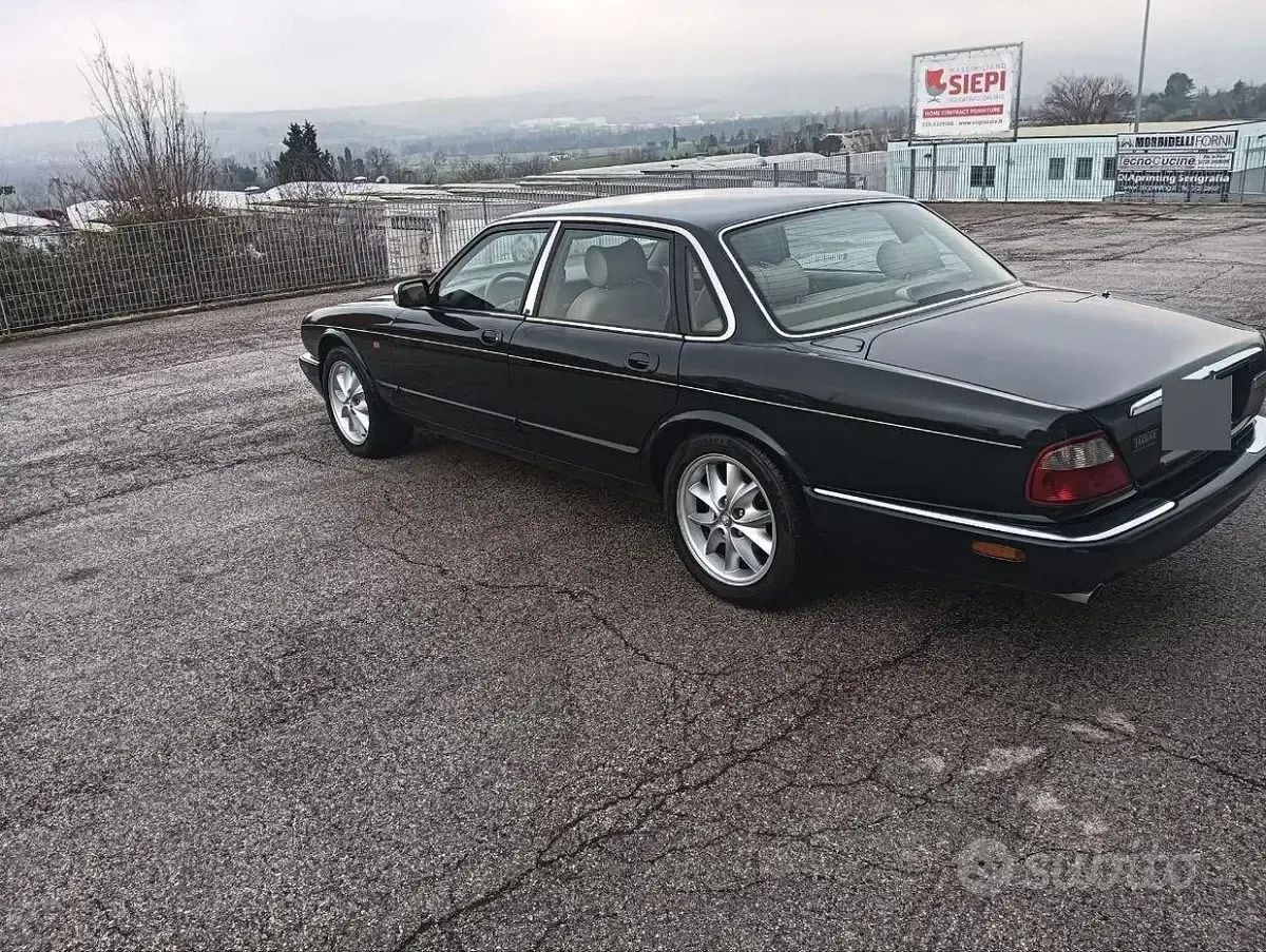 Usata Jaguar XJ Executive 237 CV (174 kW) 1998 Nero Berlina