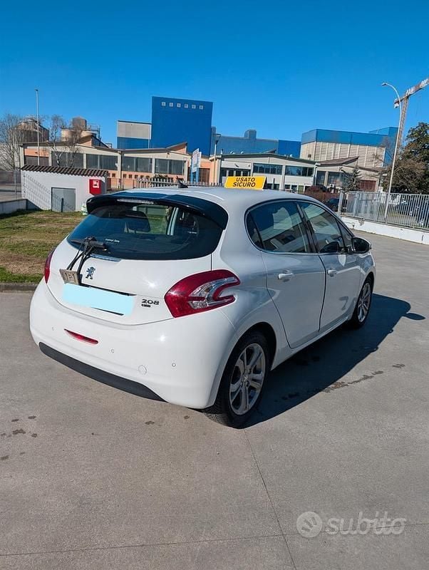 Usata Peugeot 208 Allure 81 CV (59 kW) 2015 Bianco Utilitaria