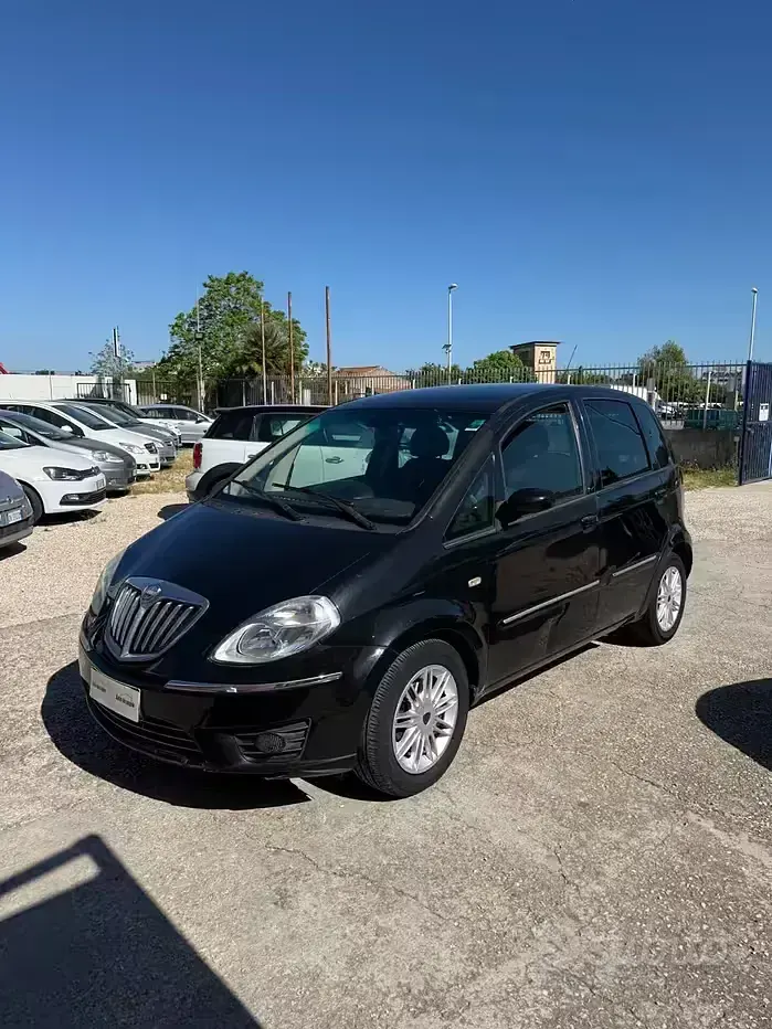 Usata Lancia Musa 70 CV (51 kW) 2008 Viola Monovolume