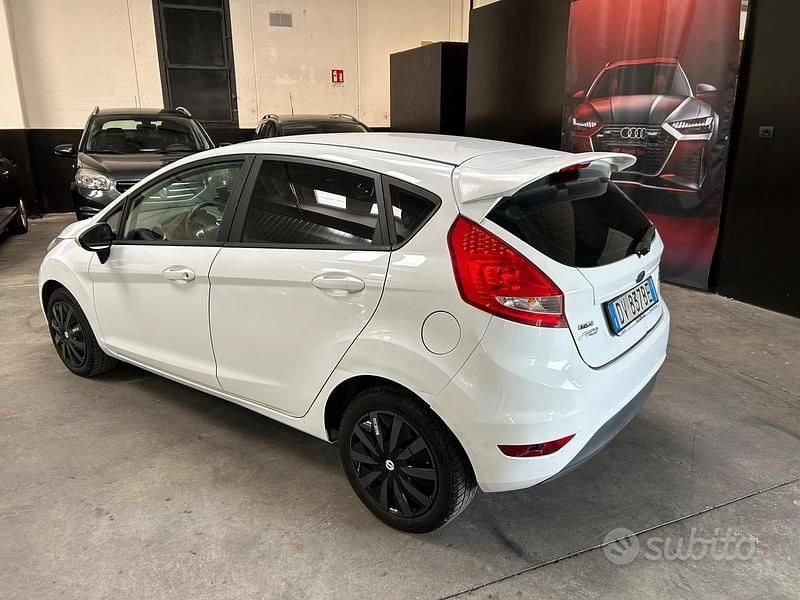 Usata Ford Fiesta Titanium 68 CV (50 kW) 2009 Bianco Utilitaria