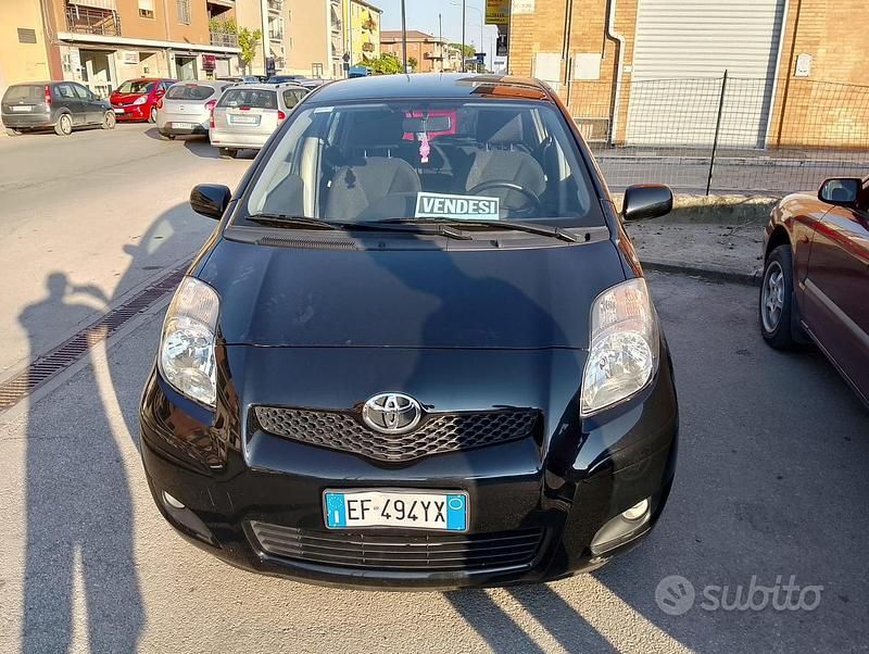 Usata Toyota Yaris Sol 69 CV (50 kW) 2011 Nero Berlina