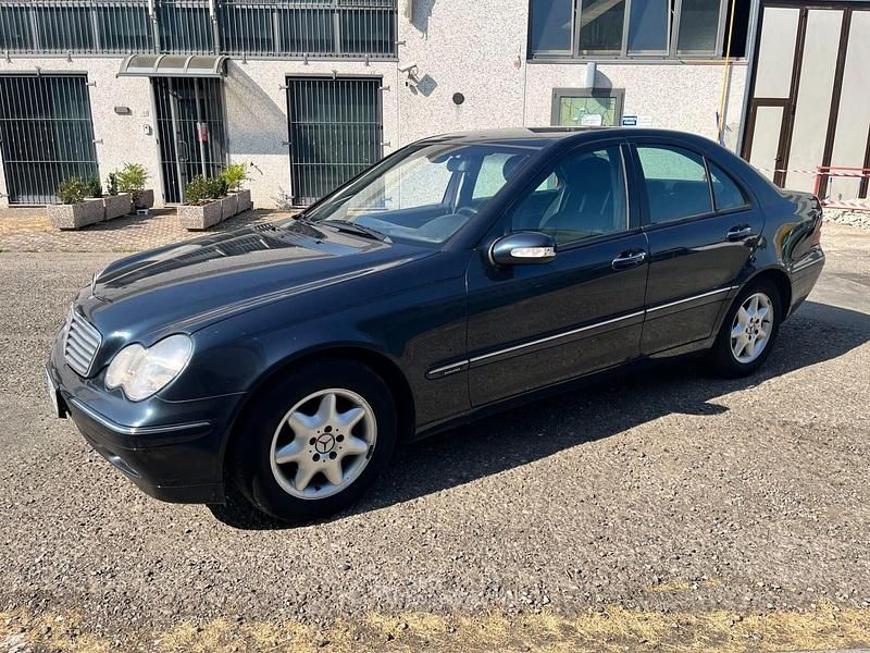 Usata Mercedes C200 Elegance 143 CV (105 kW) 2002 Blu Berlina