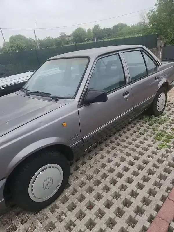 Usata Opel Ascona 82 CV (60 kW) 1988 Grigio Berlina